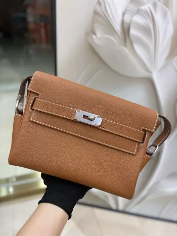 半手工 Kelly Messenger 邮差包25cm 小号 也都回货啦 半手工蜡线缝制 男生女生背起来都巨帅的无性别单品 舒适的宽肩带可调节长短 斜挎or单肩都够飒 超级好搭配 能正式能休闲 