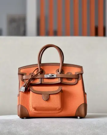 Birkin 25Cargo 布包 材质  帆布拼swift尺寸 25x 20x 13厘米帆布拼接滑皮Swift产量极少 一款越用越有复古味道的款式 这款包最特别的就是有五个外袋的设计 很适合男生 或者酷酷的女生 