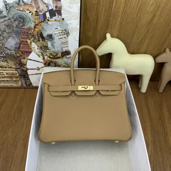in stock   Birkin 25cm togo OM 奶茶色 chai 金扣经典永流传的优雅密码Togo皮质感直接拉满 摸起来像rua小牛皮越用越有光泽 岁月只会让它更迷人 自带贵气滤镜 搭啥都像开了 高级感外挂  通勤配西装干练炸场 逛街搭卫衣松弛时髦 晚宴拎上更是直接slay全场 适配度一整个拉满 Birkin真的是 看一眼就沦陷 拥有就想锁死 的存在 谁背谁懂啥叫 包包界的灵魂白月光    建议把 早日拥有Birkin 列入人生to do list 这波入股绝对不亏 