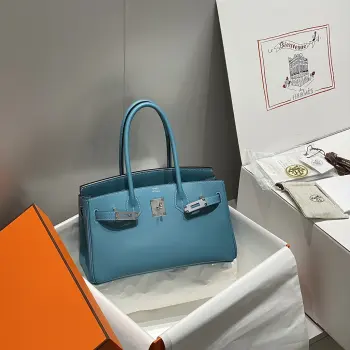 铂金 29cm 半手工  𝗦𝗵𝗼𝘂𝗹𝗱𝗲𝗿 𝗕𝗶𝗿𝗸𝗶𝗻 𝟮𝟵-秀场焦点 牛仔蓝新出的迷你版尺寸真的精巧  拉长宽度 缩短高度 精致度直接拉满- _ 简洁流畅的线条_ 𝑩𝒊𝒓𝒌𝒊𝒏 29cm 18180080