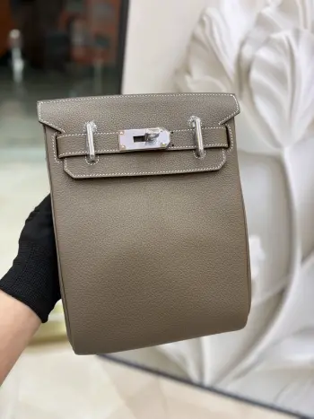 胸包 Hac a dos 小号背包 21cm 半手工蜡线缝制 全钢五金 男女都可以背 休闲又很有质感 宽帆布肩带也不会压肩 闭眼入哈宝子们 