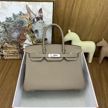 in stock   Birkin 30cm togo 81 斑鸠灰 Gris Tourterelle 银扣经典永流传的优雅密码Togo皮质感直接拉满 摸起来像rua小牛皮越用越有光泽 岁月只会让它更迷人 自带贵气滤镜 搭啥都像开了 高级感外挂  通勤配西装干练炸场 逛街搭卫衣松弛时髦 晚宴拎上更是直接slay全场 适配度一整个拉满 Birkin真的是 看一眼就沦陷 拥有就想锁死 的存在 谁背谁懂啥叫 包包界的灵魂白月光    建议把 早日拥有Birkin 列入人生to do list 这波入股绝对不亏 