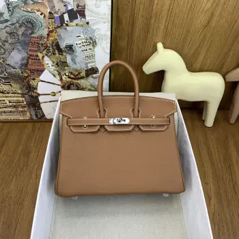 in stock   Birkin 25cm togo 37 gold 金棕 银扣经典永流传的优雅密码 金棕色 Togo皮 组合 质感直接拉满 摸起来像rua小牛皮越用越有光泽 岁月只会让它更迷人金棕色 自带贵气滤镜 搭啥都像开了 高级感外挂  通勤配西装干练炸场 逛街搭卫衣松弛时髦 晚宴拎上更是直接slay全场 适配度一整个拉满 B真的是 看一眼就沦陷 拥有就想锁死 的存在 谁背谁懂啥叫 包包界的灵魂白月光    建议把 早日拥有Birkin 列入人生to do list 这波入股绝对不亏 