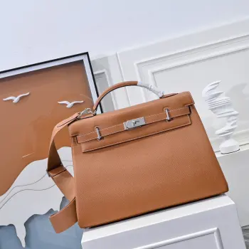半手工 kelly42cm Kelly 是一款低调实用的大容量奢侈品包 适合追求经典且需要功能性的用户  容量大 可装文件 平板电脑 随身物品等 