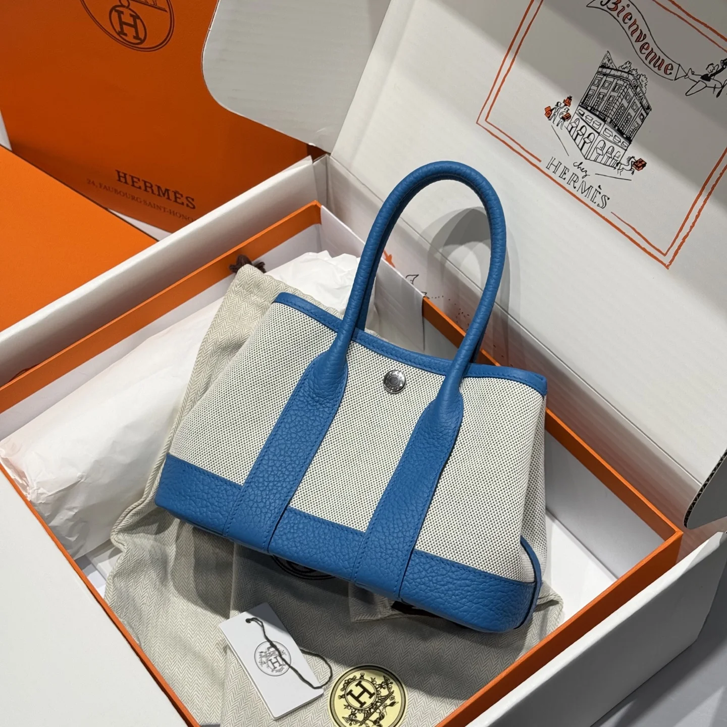 半手工 GARDEN PARTY mini迷你花园包23cm 帆布拼𝙉𝙚𝙜𝙤𝙣𝙙𝙖 独家出品尺寸大小恰到好处 通勤 出街都很适配 简约拼色的对比碰撞出高级感 当季顶流 很适合春夏 尺寸23 16 10 garden party Mini