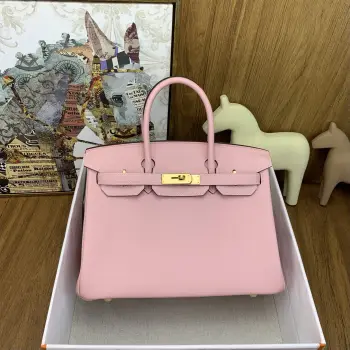 in stock   Birkin 30cm togo 3Q樱花粉 Rose Sakura 金扣 经典永流传的优雅密码Togo皮质感直接拉满 摸起来像rua小牛皮越用越有光泽 岁月只会让它更迷人 自带贵气滤镜 搭啥都像开了 高级感外挂  通勤配西装干练炸场 逛街搭卫衣松弛时髦 晚宴拎上更是直接slay全场 适配度一整个拉满 Birkin真的是 看一眼就沦陷 拥有就想锁死 的存在 谁背谁懂啥叫 包包界的灵魂白月光    建议把 早日拥有Birkin 列入人生to do list 这波入股绝对不亏 