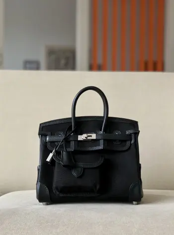 Birkin 25Cargo 布包 材质  帆布拼swift尺寸 25x 20x 13厘米帆布拼接滑皮Swift产量极少 一款越用越有复古味道的款式 这款包最特别的就是有五个外袋的设计 很适合男生 或者酷酷的女生 