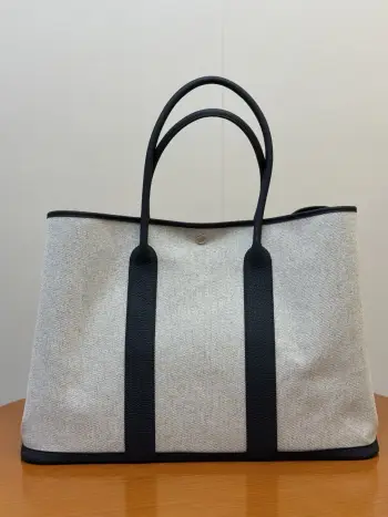 Garden Party49cm 帆布拼Negonda小牛皮 配有内侧口袋 马鞍钉按扣  尺寸 长49 x 深36 x 宽25.3厘米  低调且高端 通勤出行都适用