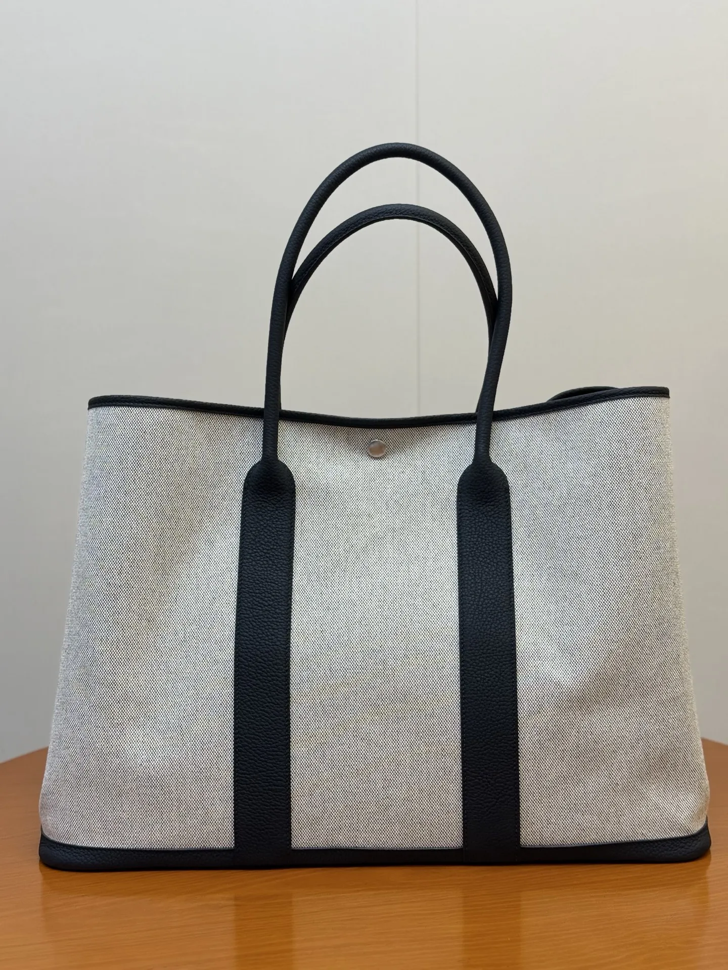 Garden Party49cm 帆布拼Negonda小牛皮 配有内侧口袋 马鞍钉按扣 尺寸 长49 x 深36 x 宽25.3厘米 低调且高端 通勤出行都适用
