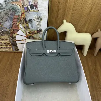 in stock   Birkin 25cm togo  61 杏仁绿 Vert Amande银扣经典永流传的优雅密码Togo皮质感直接拉满 摸起来像rua小牛皮越用越有光泽 岁月只会让它更迷人 自带贵气滤镜 搭啥都像开了 高级感外挂  通勤配西装干练炸场 逛街搭卫衣松弛时髦 晚宴拎上更是直接slay全场 适配度一整个拉满 Birkin真的是 看一眼就沦陷 拥有就想锁死 的存在 谁背谁懂啥叫 包包界的灵魂白月光    建议把 早日拥有Birkin 列入人生to do list 这波入股绝对不亏 