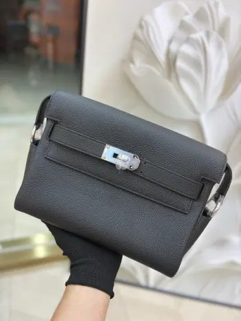 半手工 Kelly Messenger 邮差包25cm 小号 也都回货啦 半手工蜡线缝制 男生女生背起来都巨帅的无性别单品 舒适的宽肩带可调节长短 斜挎or单肩都够飒 超级好搭配 能正式能休闲 