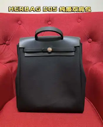 半手工 蜜蜡缝线  Herbag backpack A DOS系列 纯黑限量古董款配置两种包身可替换使用 双肩单肩睿丽转变 可1包4用A DOS 是Her Bag中历史悠久的古董款ADOS不只是双肩包 抽出包身内对接的肩带 又变成单肩包  尺寸分别为 大袋 宽30高35厚10 小袋宽30高25厚10   