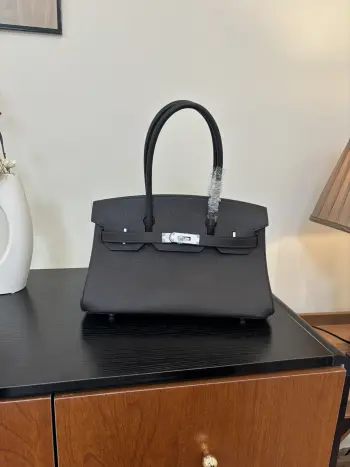 铂金 Birkin Shoulder 29cm 冲啊 皮料呢选用Evercolor皮 非常轻便 包型也很非常个性 摩登感十足 