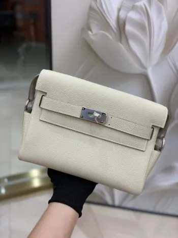 半手工 Kelly Messenger 邮差包25cm 小号 也都回货啦 半手工蜡线缝制 男生女生背起来都巨帅的无性别单品 舒适的宽肩带可调节长短 斜挎or单肩都够飒 超级好搭配 能正式能休闲 