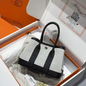 半手工 GARDEN PARTY mini迷你花园包23cm 帆布拼𝙉𝙚𝙜𝙤𝙣𝙙𝙖 独家出品尺寸大小恰到好处 通勤 出街都很适配  简约拼色的对比碰撞出高级感 当季顶流 很适合春夏 尺寸23 16 10 12120020garden party Mini