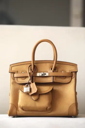 Birkin 25Cargo 布包 材质  帆布拼swift尺寸 25x 20x 13厘米帆布拼接滑皮Swift产量极少 一款越用越有复古味道的款式 这款包最特别的就是有五个外袋的设计 很适合男生 或者酷酷的女生 