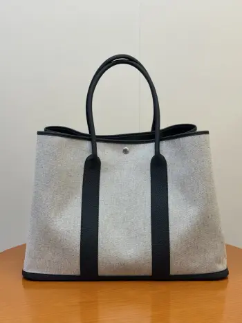 Garden Party49cm 帆布拼Negonda小牛皮 配有内侧口袋 马鞍钉按扣  尺寸 长49 x 深36 x 宽25.3厘米  低调且高端 通勤出行都适用