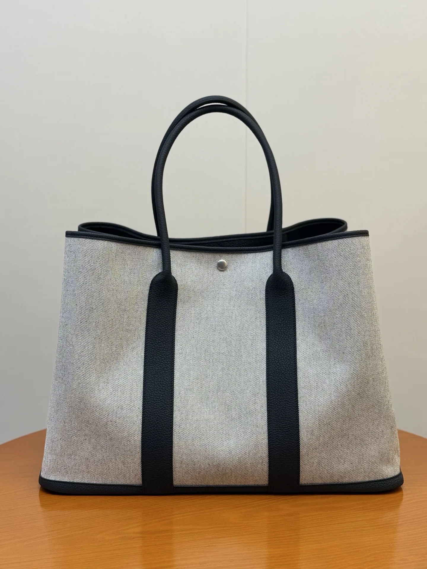 Garden Party49cm 帆布拼Negonda小牛皮 配有内侧口袋 马鞍钉按扣 尺寸 长49 x 深36 x 宽25.3厘米 低调且高端 通勤出行都适用