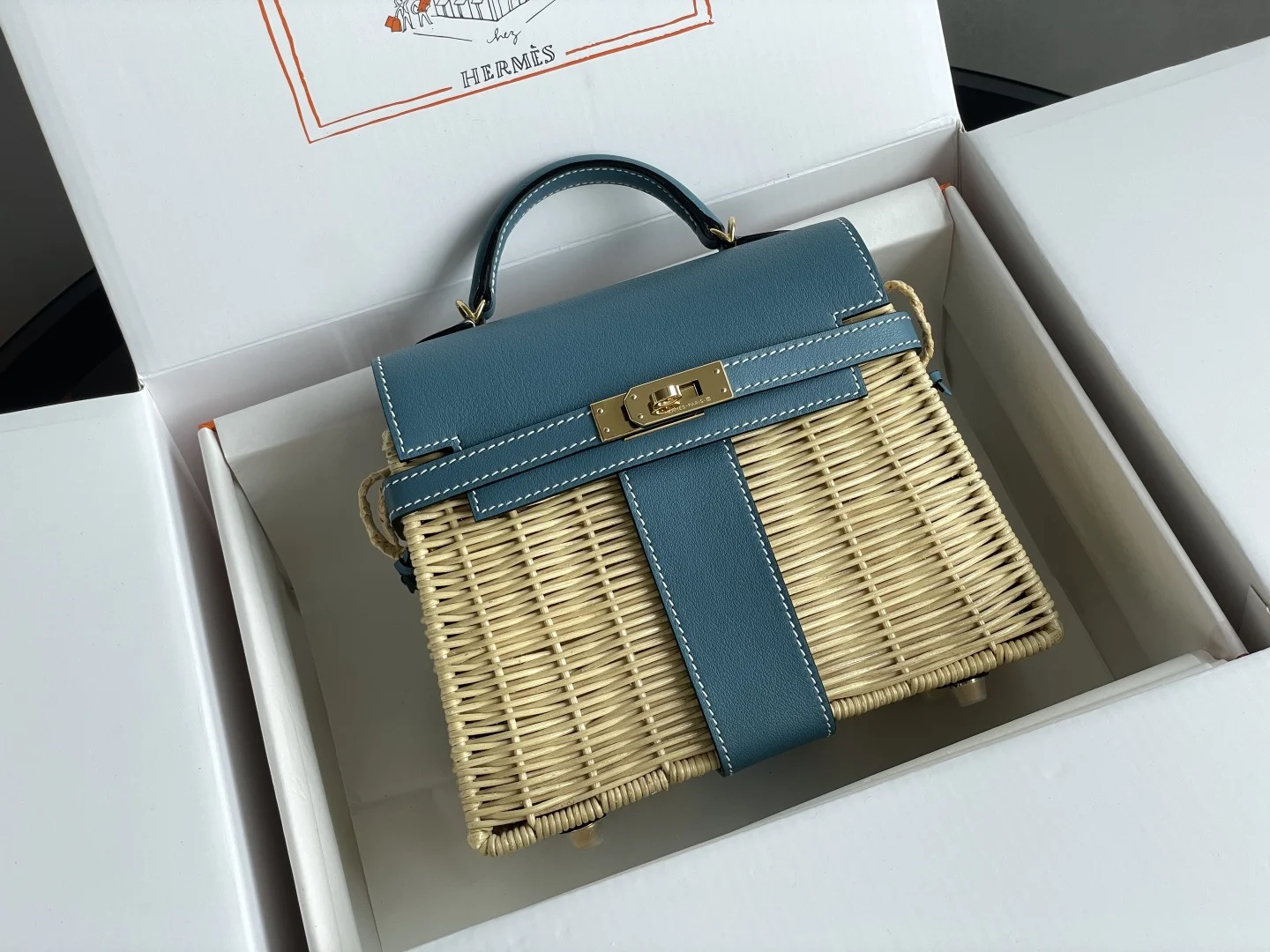  新品Kelly picnic 野餐包 20cm 原厂进口Swift皮拼手工编织柳条 牛仔蓝 金扣限量版 专柜同步 蜜蜡线缝制 纯钢五金
