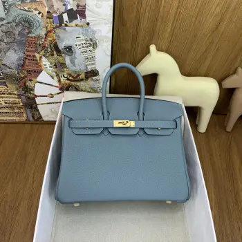 in stock   Birkin 25cm togo 7G 天青蓝 Ciel 银扣经典永流传的优雅密码Togo皮质感直接拉满 摸起来像rua小牛皮越用越有光泽 岁月只会让它更迷人 自带贵气滤镜 搭啥都像开了 高级感外挂  通勤配西装干练炸场 逛街搭卫衣松弛时髦 晚宴拎上更是直接slay全场 适配度一整个拉满 Birkin真的是 看一眼就沦陷 拥有就想锁死 的存在 谁背谁懂啥叫 包包界的灵魂白月光    建议把 早日拥有Birkin 列入人生to do list 这波入股绝对不亏 