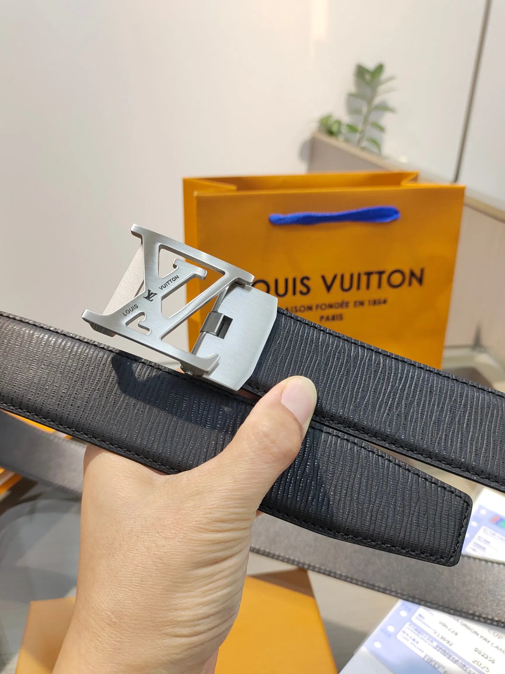 Louis Vuitton 35mm width men s automatic leather belt, automatic smooth buckle belt - Detail view 2