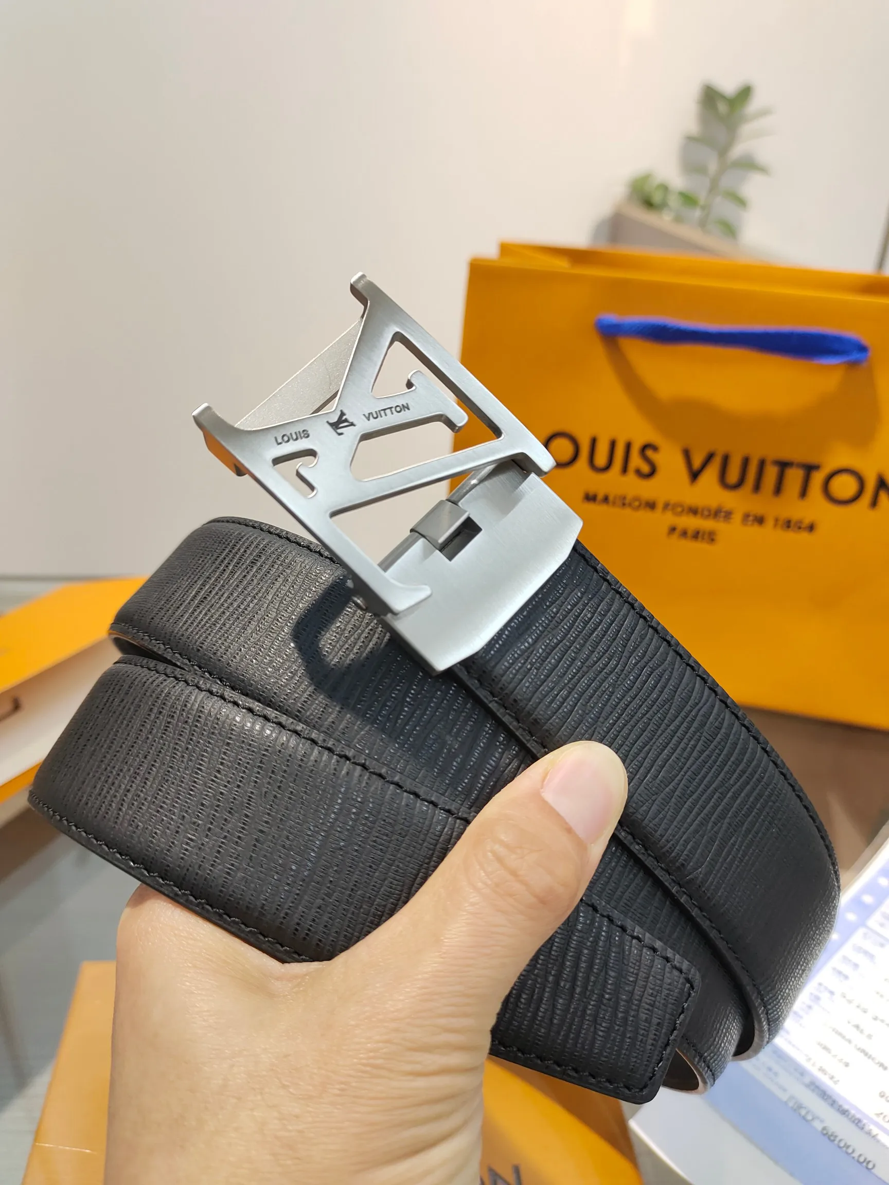 Louis Vuitton 35mm width men s automatic leather belt, automatic smooth buckle belt - Detail view 3