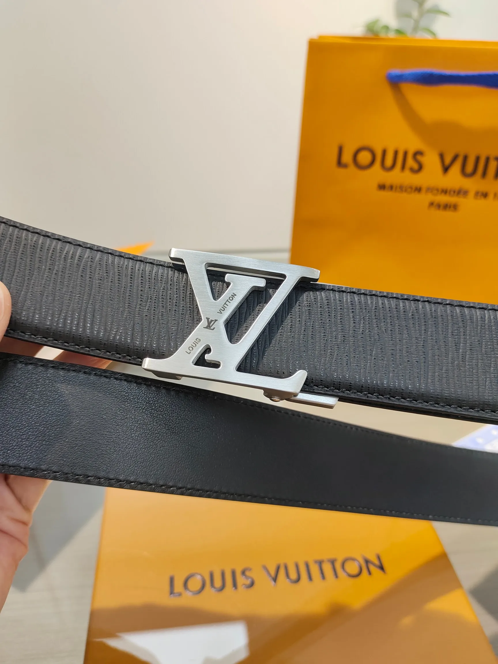 Louis Vuitton 35mm width men s automatic leather belt, automatic smooth buckle belt - Detail view 4