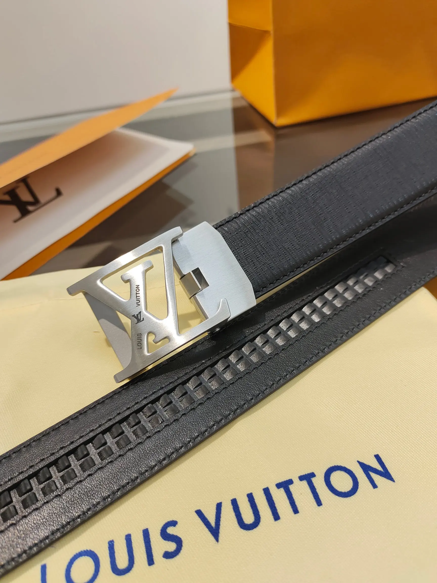 Louis Vuitton 35mm width men s automatic leather belt, automatic smooth buckle belt - Detail view 5