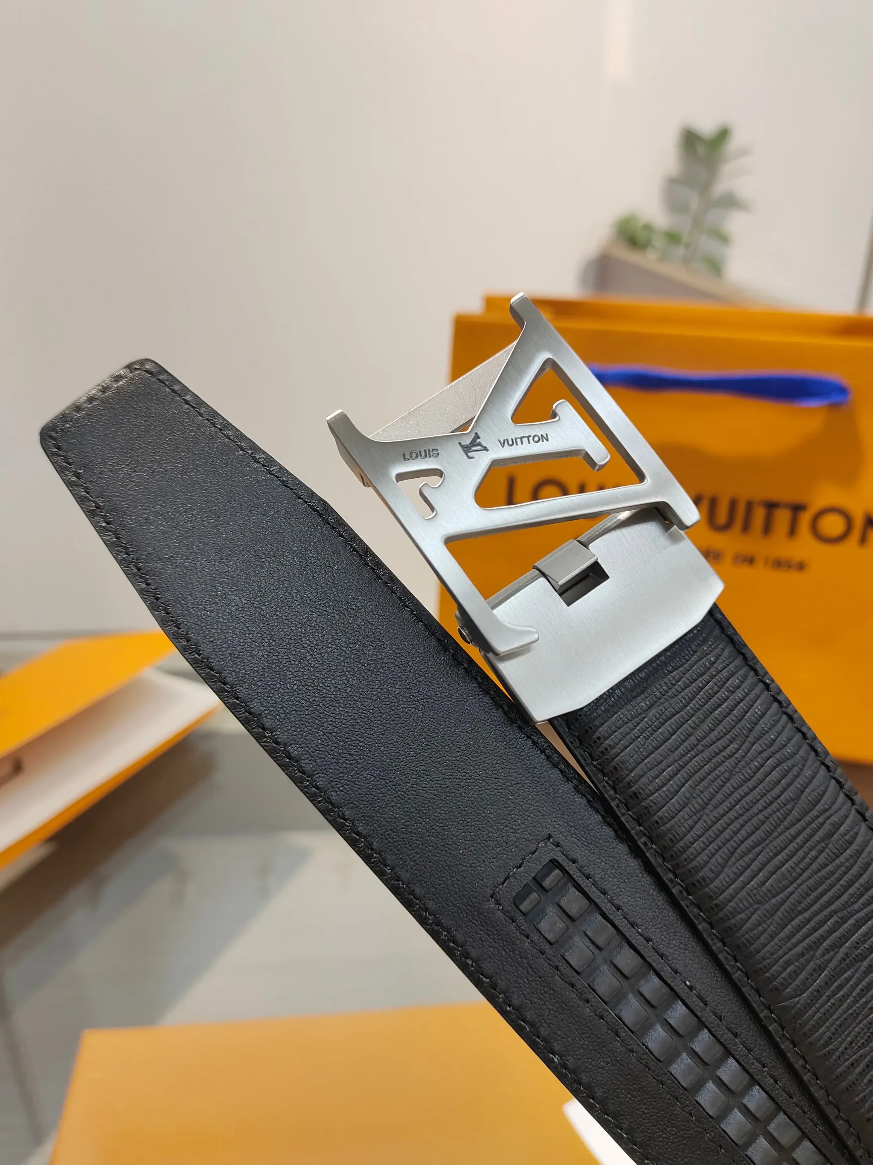 Louis Vuitton 35mm width men s automatic leather belt, automatic smooth buckle belt - Detail view 6