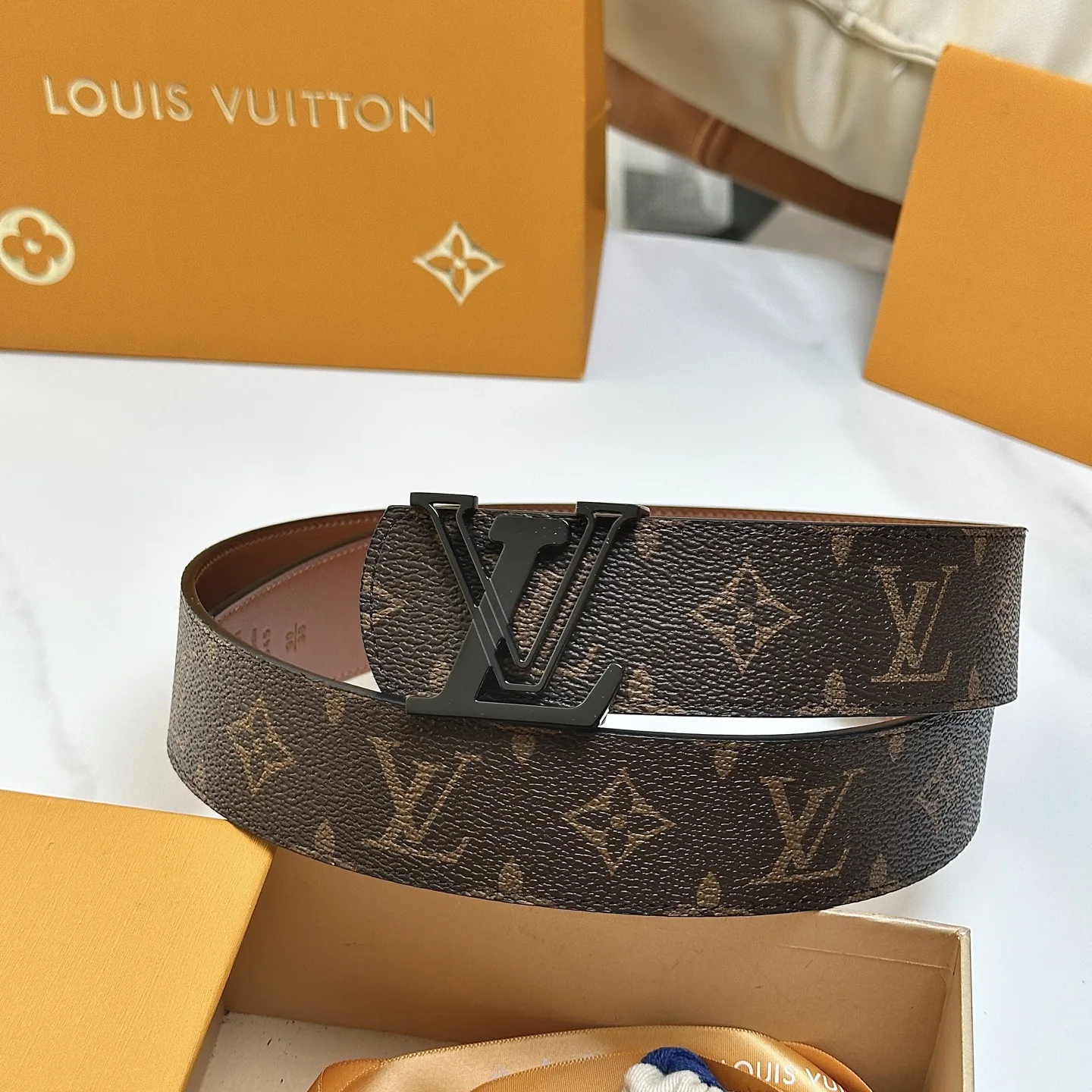 原单LV皮带|高仿LV皮带|精仿LV皮带|一比一LV皮带LV.路易威登 全套包装 宽度 40mm宽度 正品一体铸造五金钢扣 原厂皮料 双面原厂定制进口面料 可送礼自用不错选择