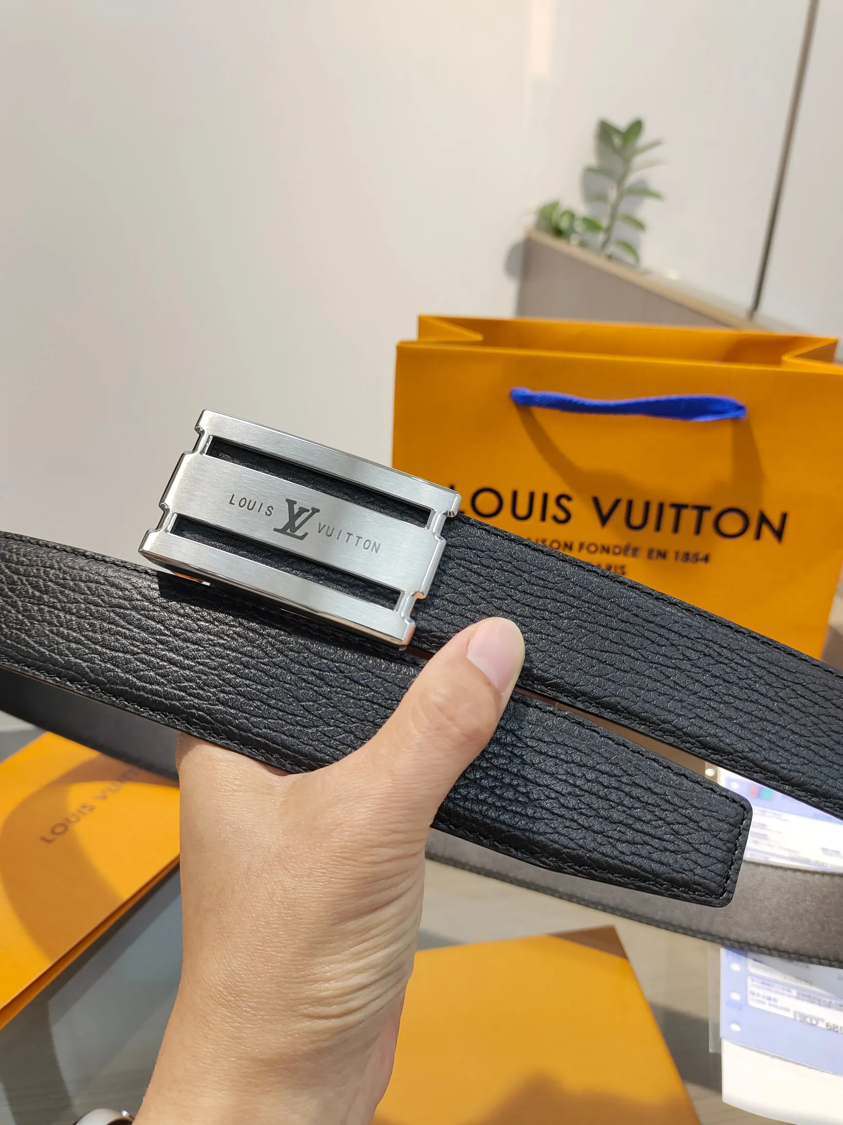 Louis Vuitton 35mm Width Men s Automatic Leather Belt, Automatic Smooth Buckle Waist Belt - Detail view 2