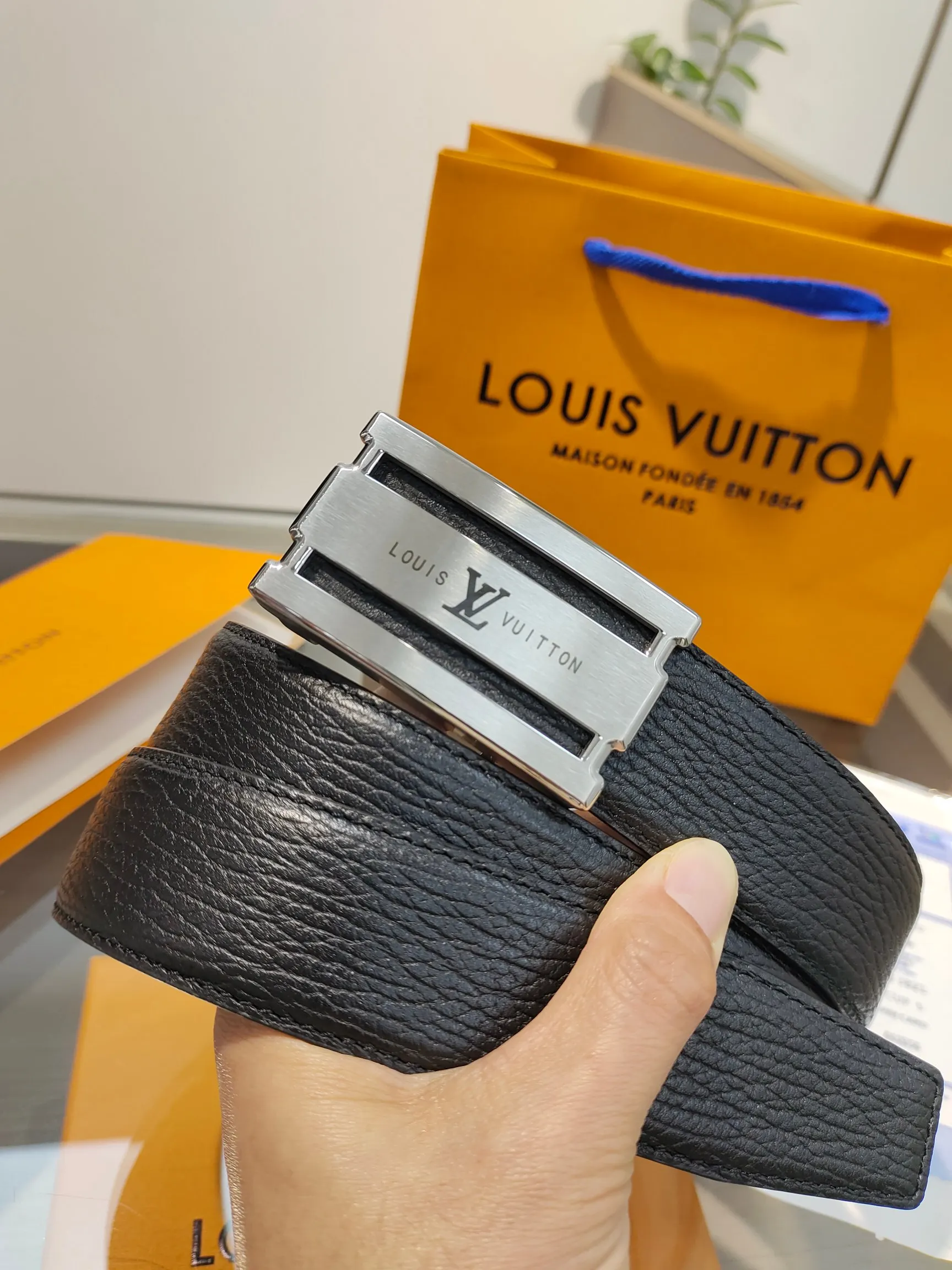 Louis Vuitton 35mm Width Men s Automatic Leather Belt, Automatic Smooth Buckle Waist Belt - Detail view 3