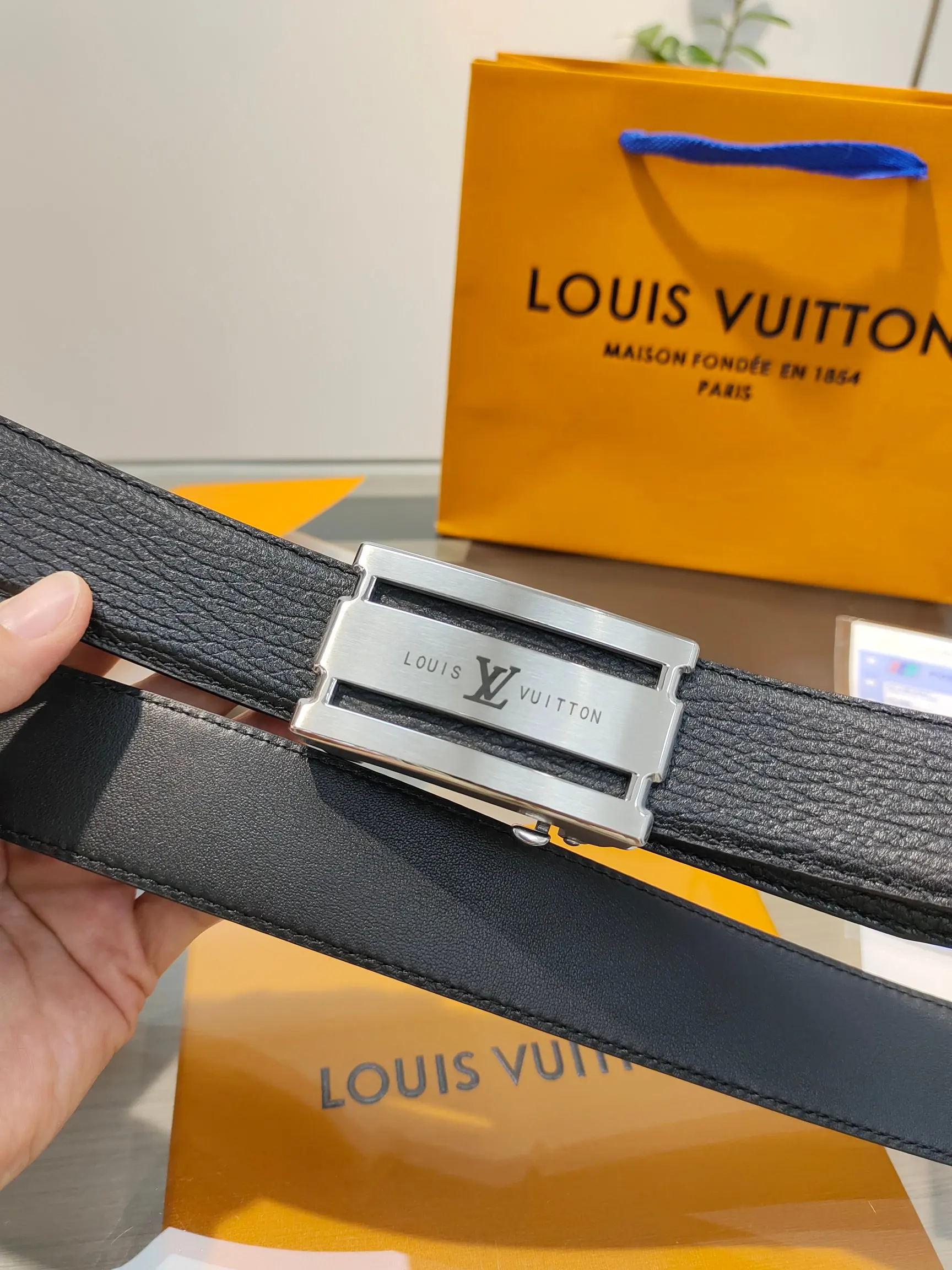 Louis Vuitton 35mm Width Men s Automatic Leather Belt, Automatic Smooth Buckle Waist Belt - Detail view 4
