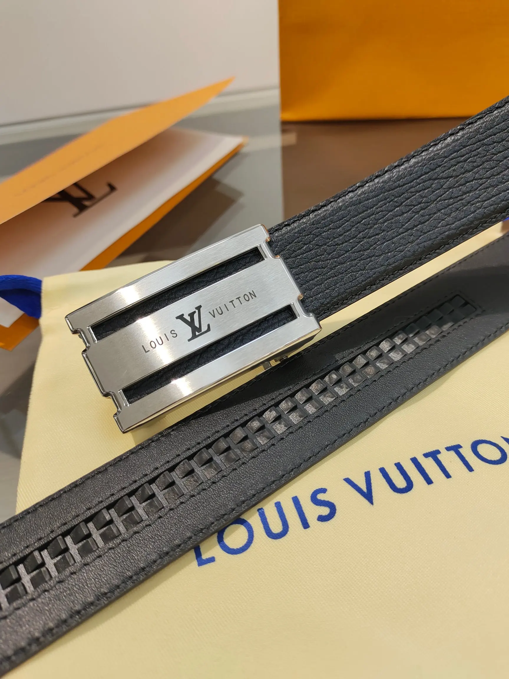 Louis Vuitton 35mm Width Men s Automatic Leather Belt, Automatic Smooth Buckle Waist Belt - Detail view 5