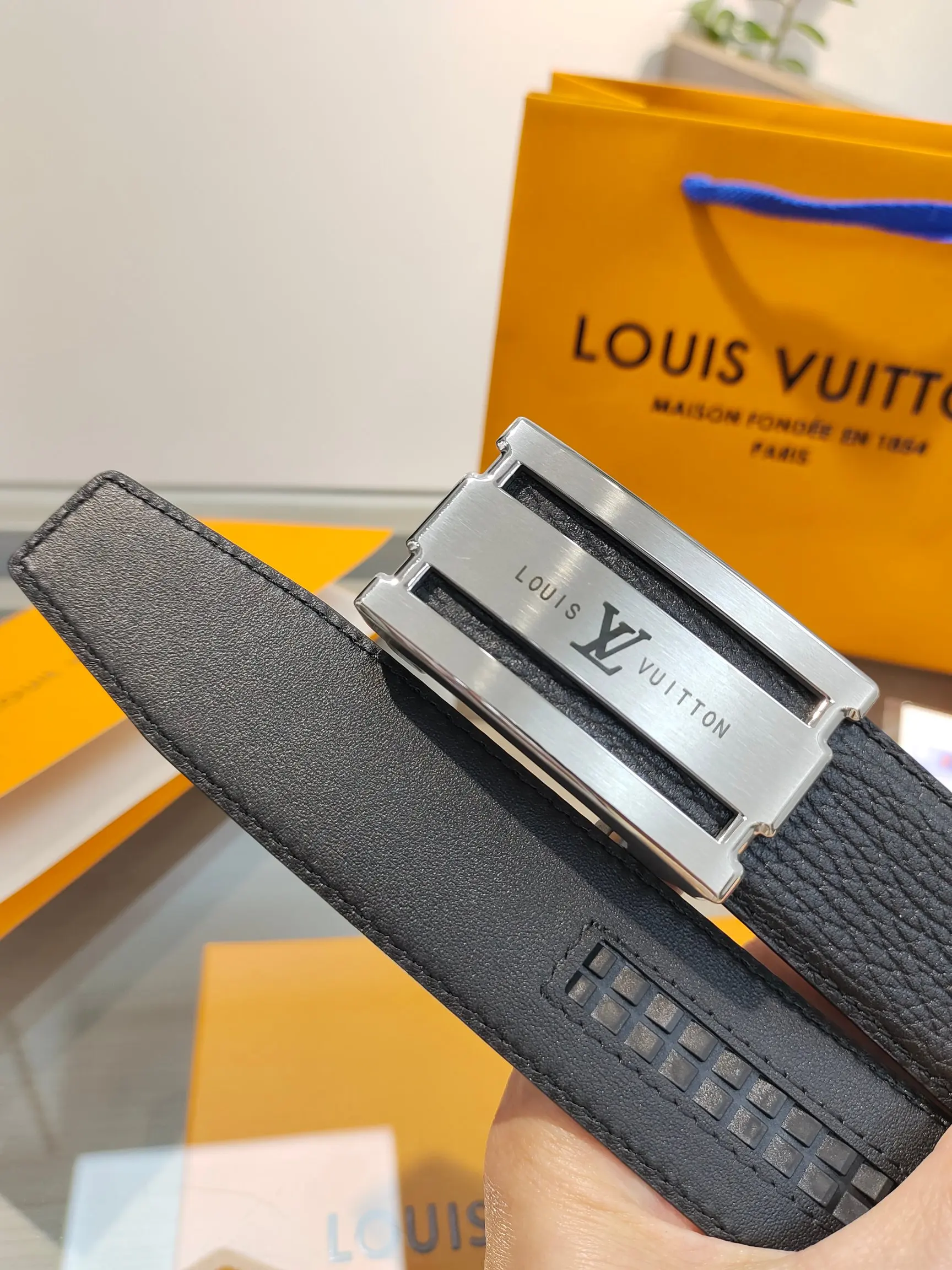 Louis Vuitton 35mm Width Men s Automatic Leather Belt, Automatic Smooth Buckle Waist Belt - Detail view 6