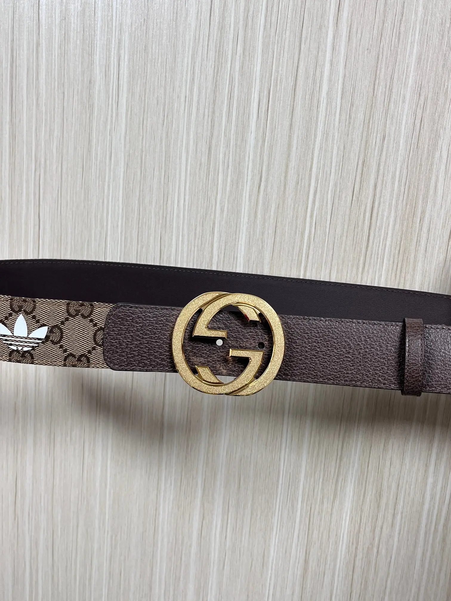 原单古奇皮带|高仿古奇皮带|精仿古奇皮带|一比一古奇皮带Gucci.古驰全套包装 配饰不断为经典注入新意 焕新演绎品牌典藏素 在这款腰带上 其独特的创意和革新 赋予整个造型以别致魅力 这款腰带以匠心打造 巧妙融入流行风格 时尚人士的衣着品位的必备品 皮带宽度 4.0cm