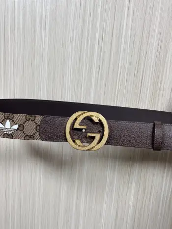 Gucci.古驰全套包装 配饰不断为经典注入新意 焕新演绎品牌典藏素 在这款腰带上 其独特的创意和革新 赋予整个造型以别致魅力 这款腰带以匠心打造 巧妙融入流行风格 时尚人士的衣着品位的必备品 皮带宽度 4.0cm