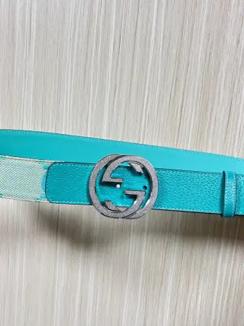 Gucci.古驰全套包装 配饰不断为经典注入新意 焕新演绎品牌典藏素 在这款腰带上 其独特的创意和革新 赋予整个造型以别致魅力 这款腰带以匠心打造 巧妙融入流行风格 时尚人士的衣着品位的必备品 皮带宽度 4.0cm