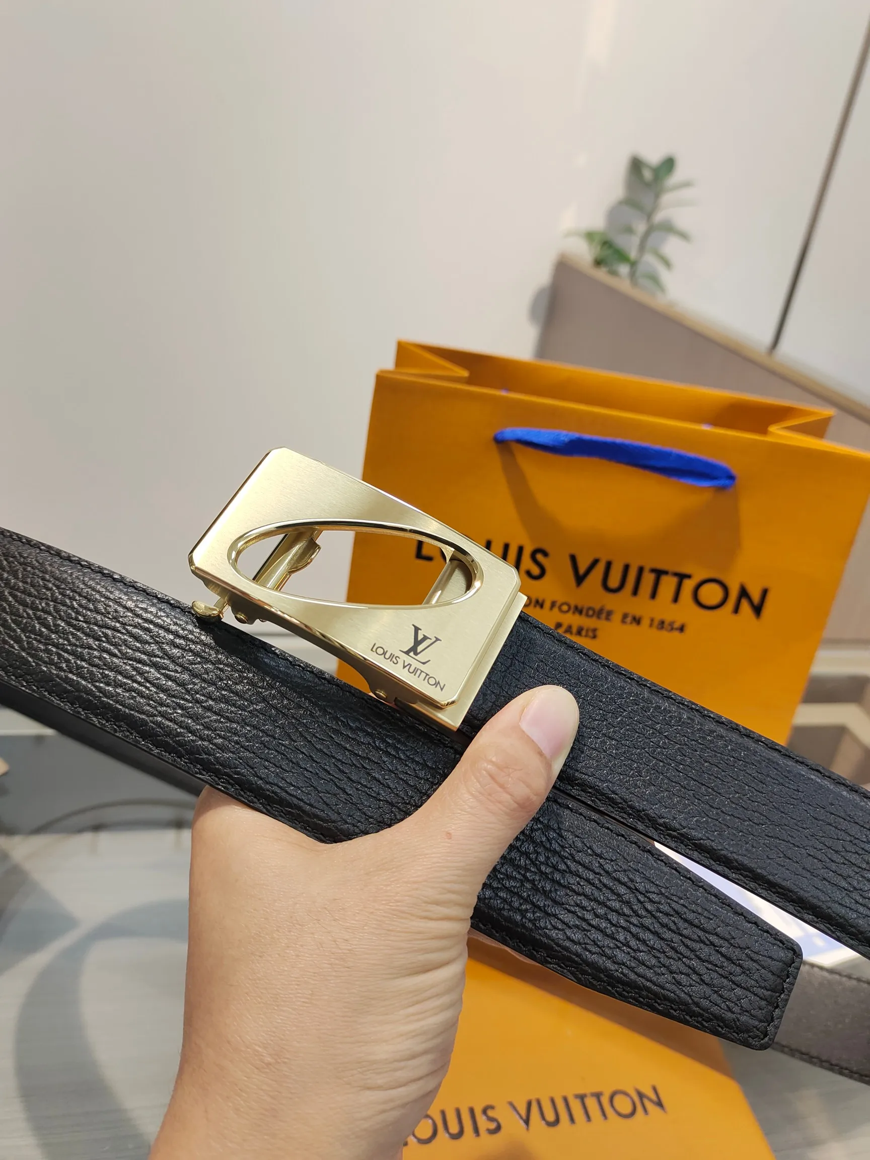 Louis Vuitton 35mm width men s automatic leather belt, automatic smooth buckle belt - Detail view 2