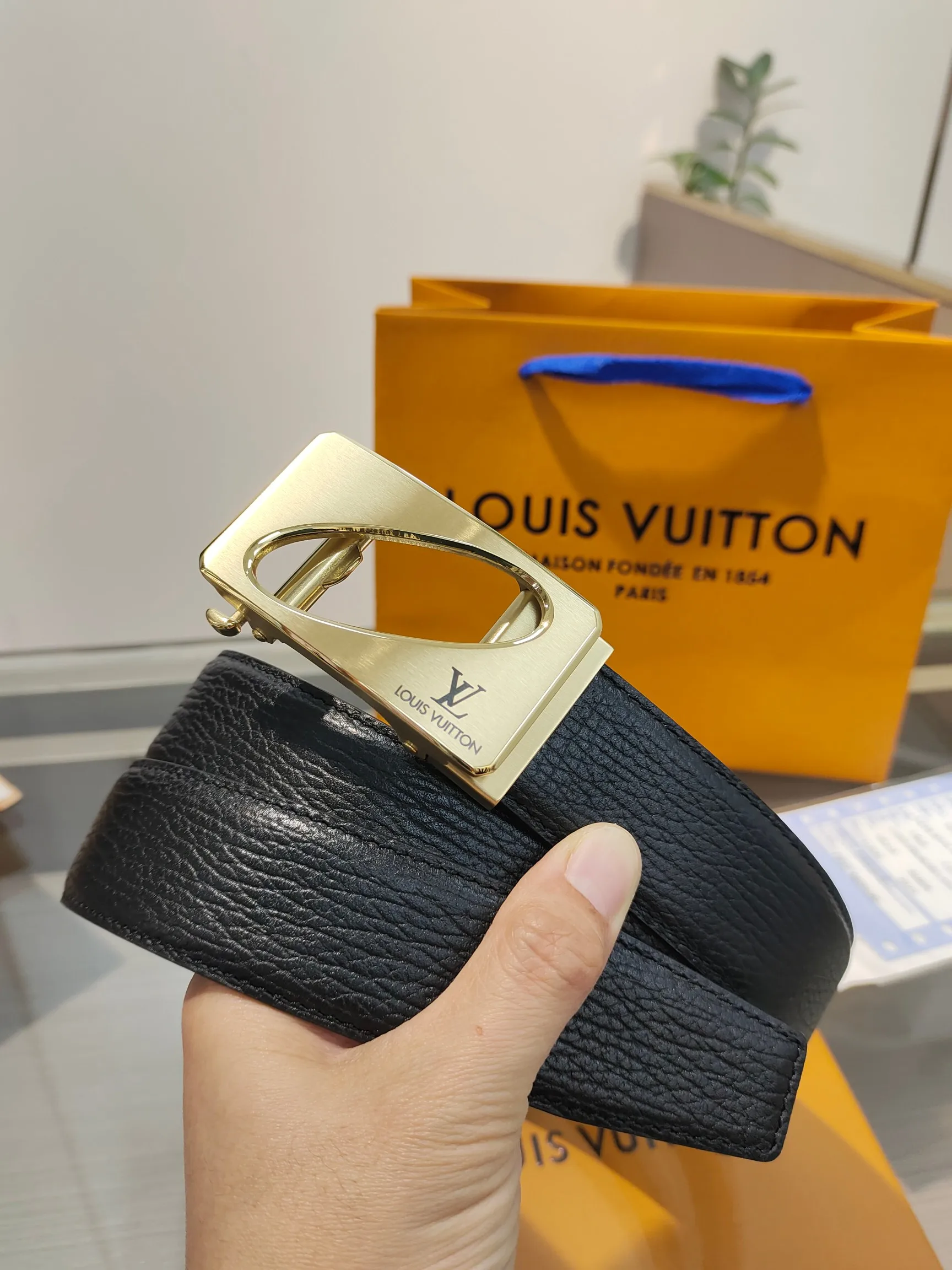 Louis Vuitton 35mm width men s automatic leather belt, automatic smooth buckle belt - Detail view 3