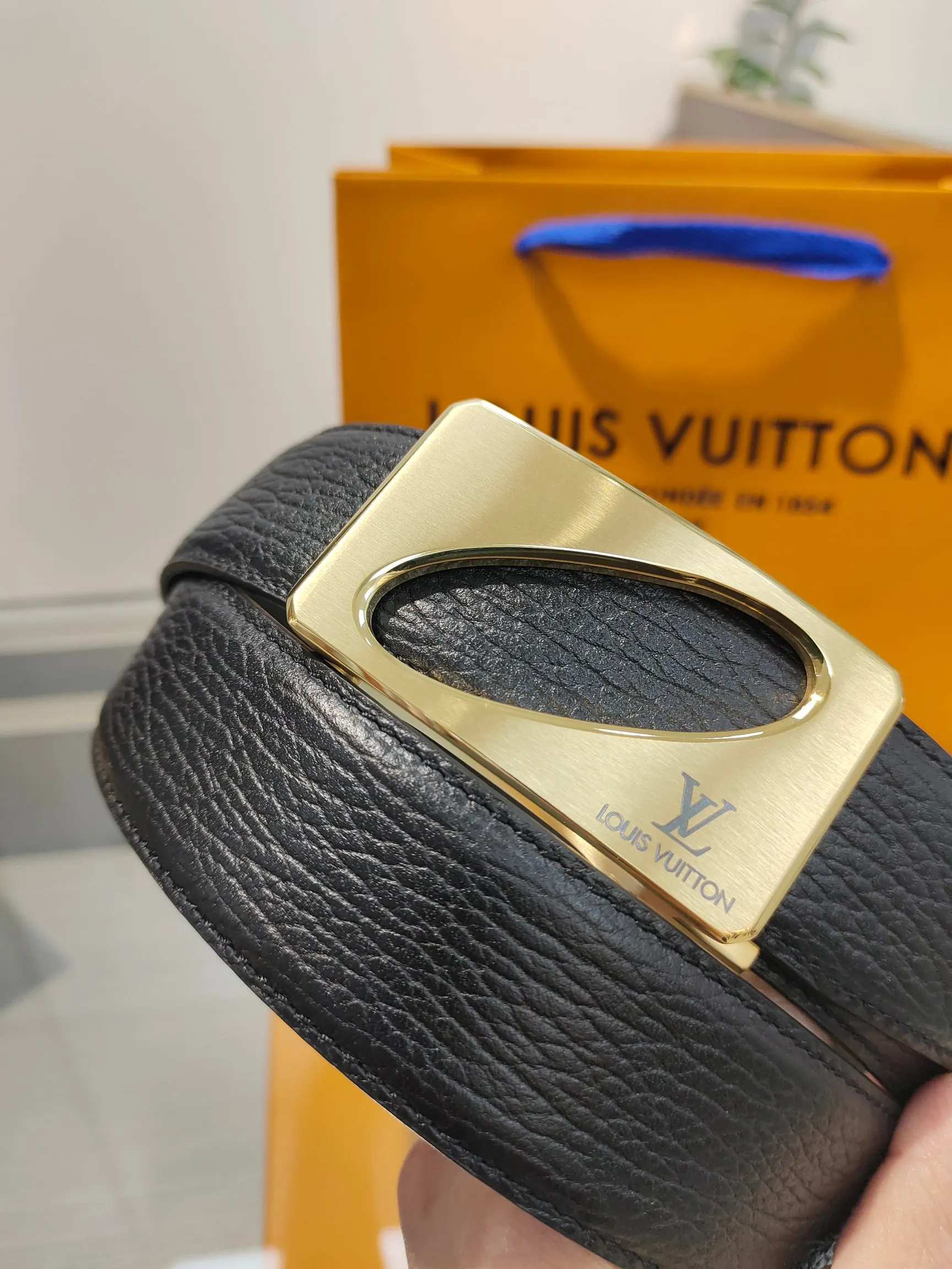 Louis Vuitton 35mm width men s automatic leather belt, automatic smooth buckle belt - Detail view 4