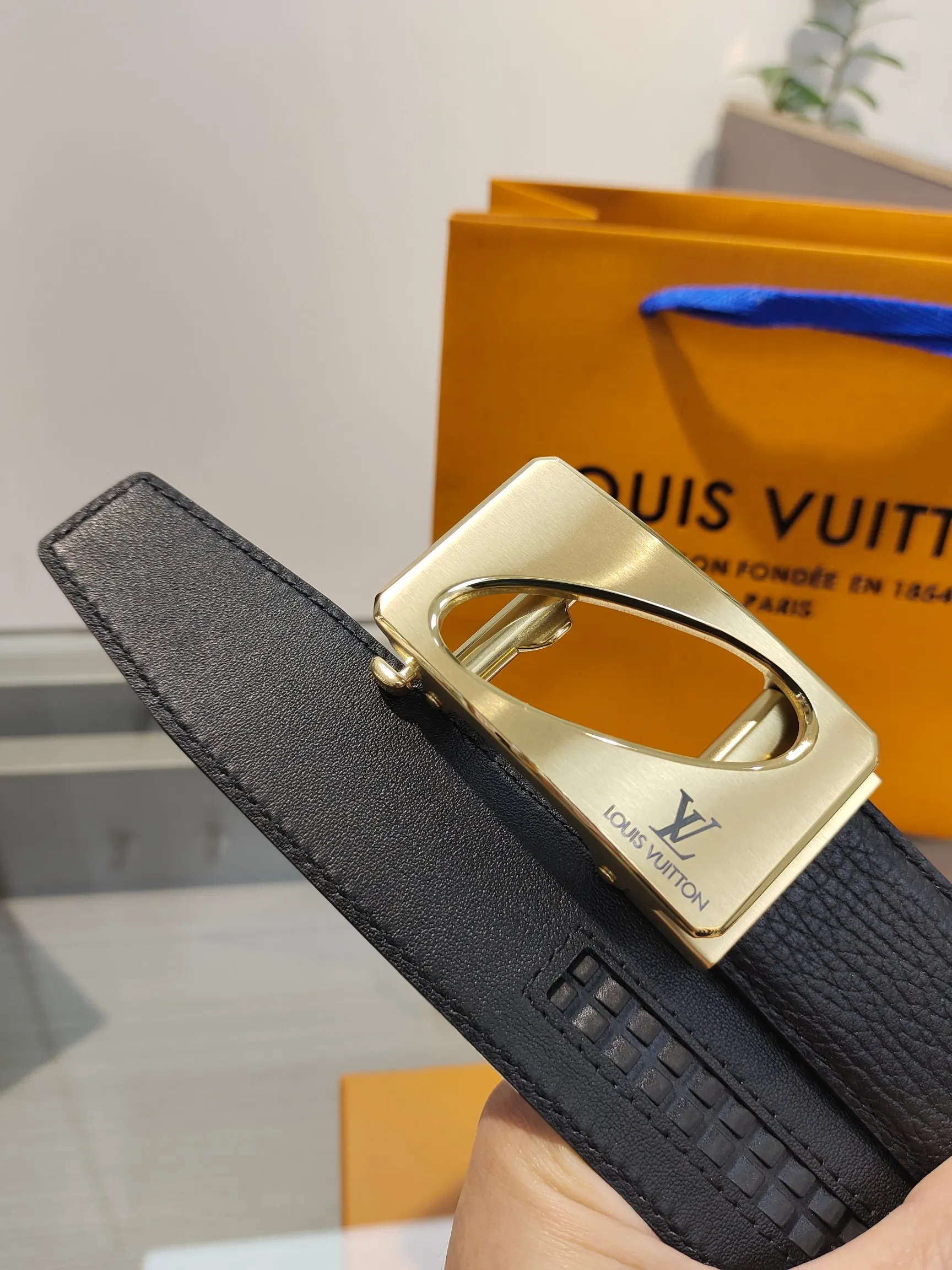 Louis Vuitton 35mm width men s automatic leather belt, automatic smooth buckle belt - Detail view 5
