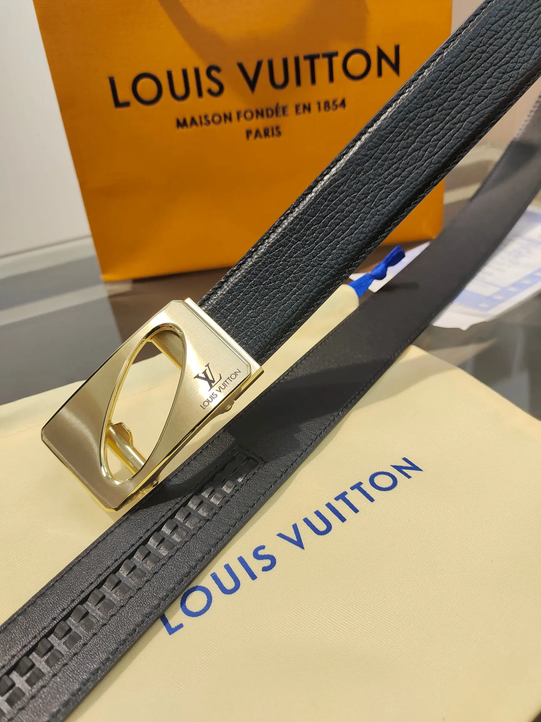 Louis Vuitton 35mm width men s automatic leather belt, automatic smooth buckle belt - Detail view 6