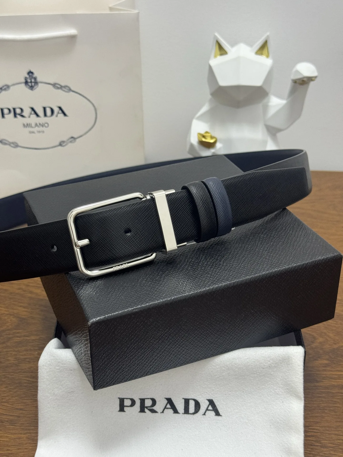 PRADA.普拉达全套包装 3.5cm 十字纹纹理牛皮品质 每个细节都体现出至高的品味和格调 整体造型增添优雅韵味 低调奢华的典范 优雅迷人气息 精致的手工艺制作 