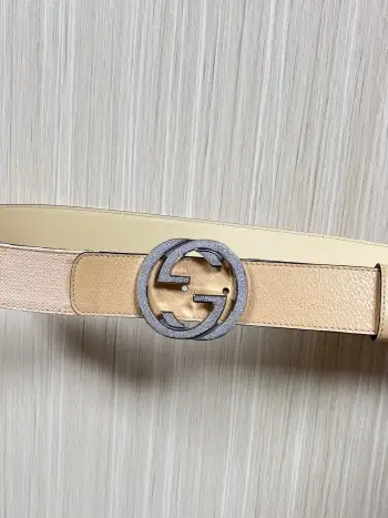 Gucci.古驰全套包装 配饰不断为经典注入新意 焕新演绎品牌典藏素 在这款腰带上 其独特的创意和革新 赋予整个造型以别致魅力 这款腰带以匠心打造 巧妙融入流行风格 时尚人士的衣着品位的必备品 皮带宽度 4.0cm
