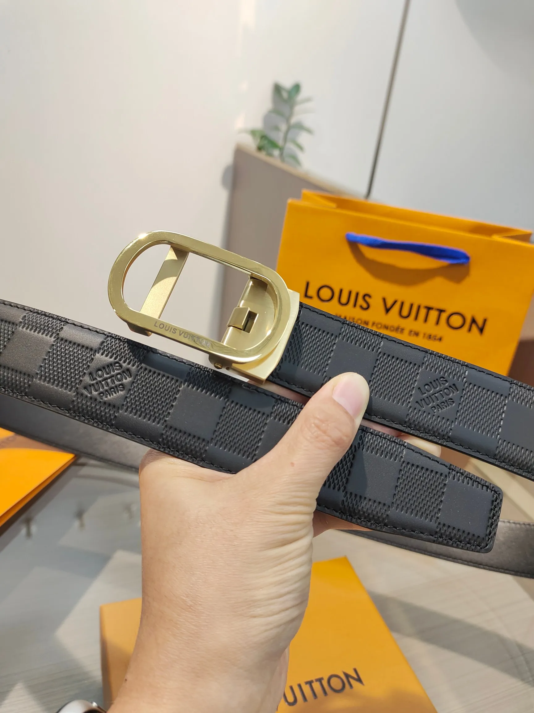 Louis Vuitton 35mm Width Men s Automatic Leather Belt, Automatic Smooth Buckle Waist Belt - Detail view 2