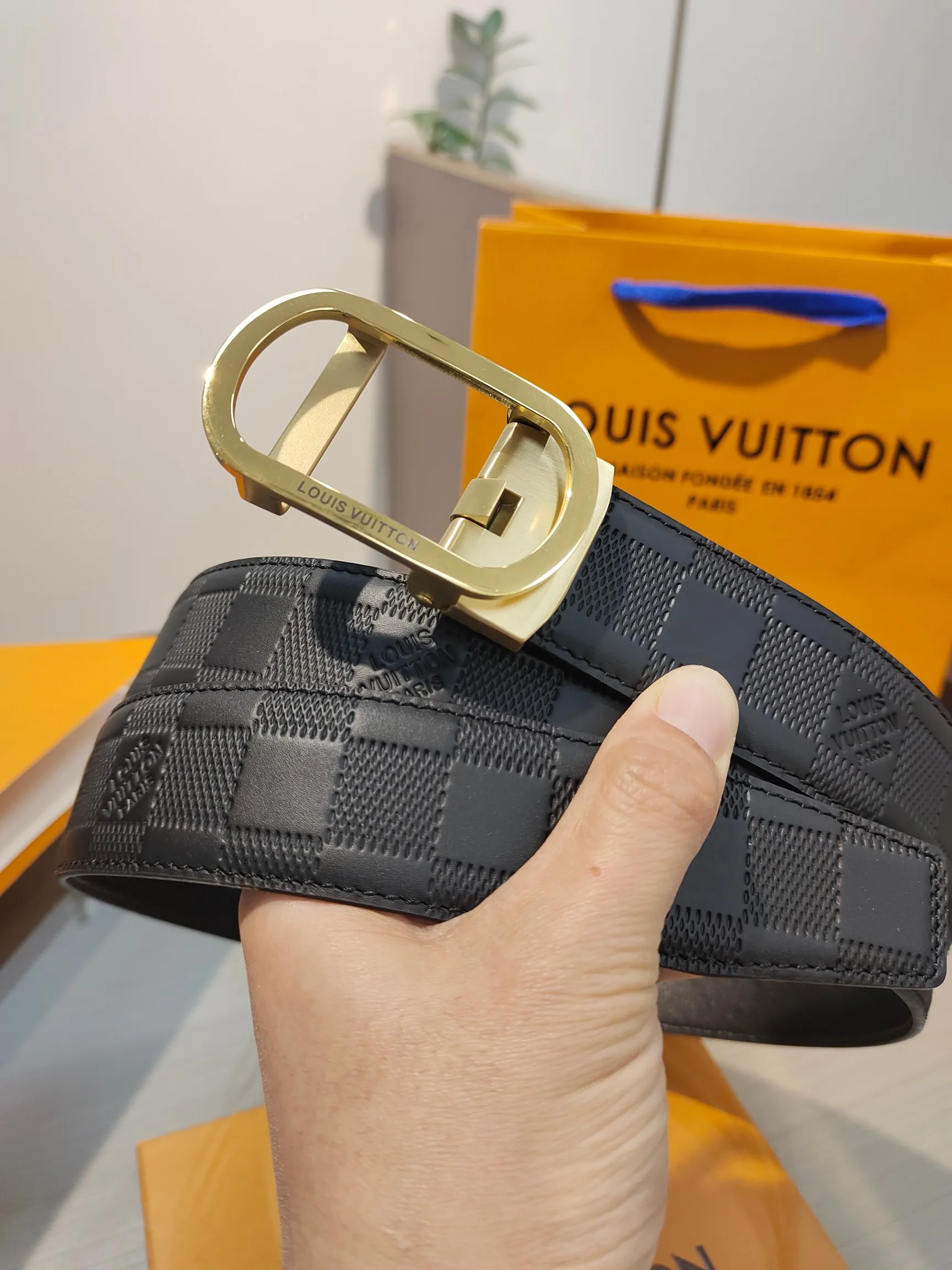 Louis Vuitton 35mm Width Men s Automatic Leather Belt, Automatic Smooth Buckle Waist Belt - Detail view 3