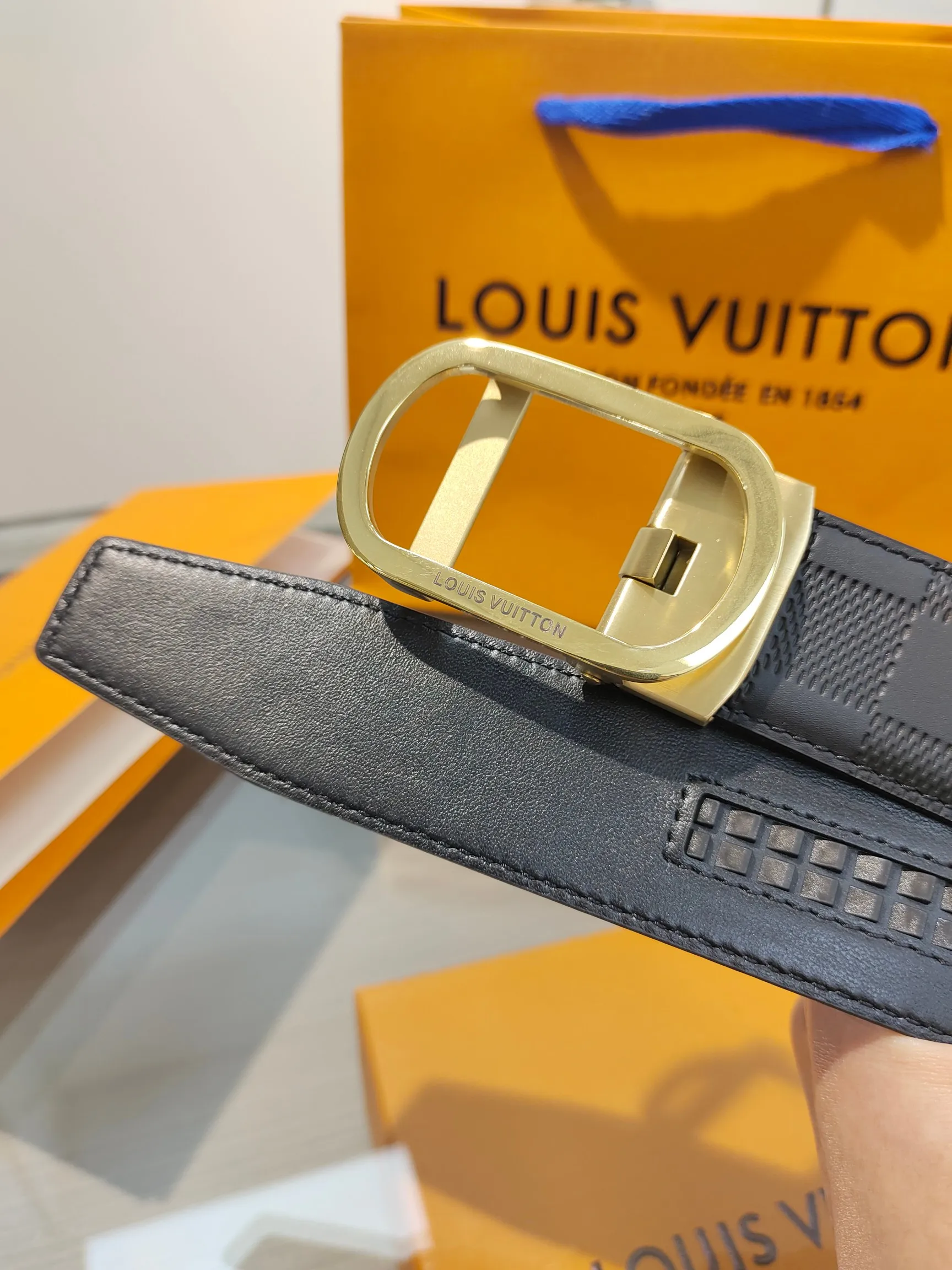 Louis Vuitton 35mm Width Men s Automatic Leather Belt, Automatic Smooth Buckle Waist Belt - Detail view 4