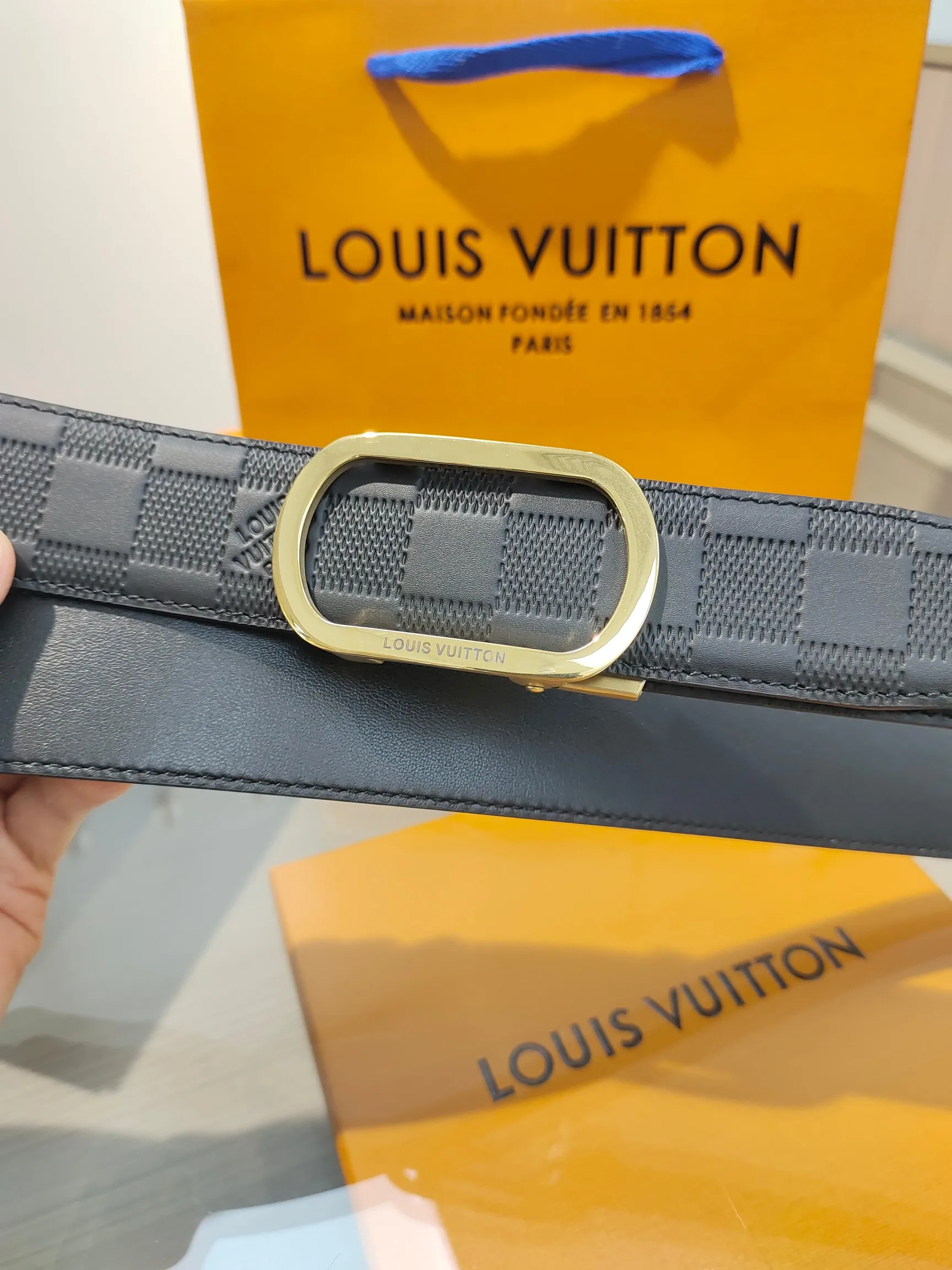 Louis Vuitton 35mm Width Men s Automatic Leather Belt, Automatic Smooth Buckle Waist Belt - Detail view 5
