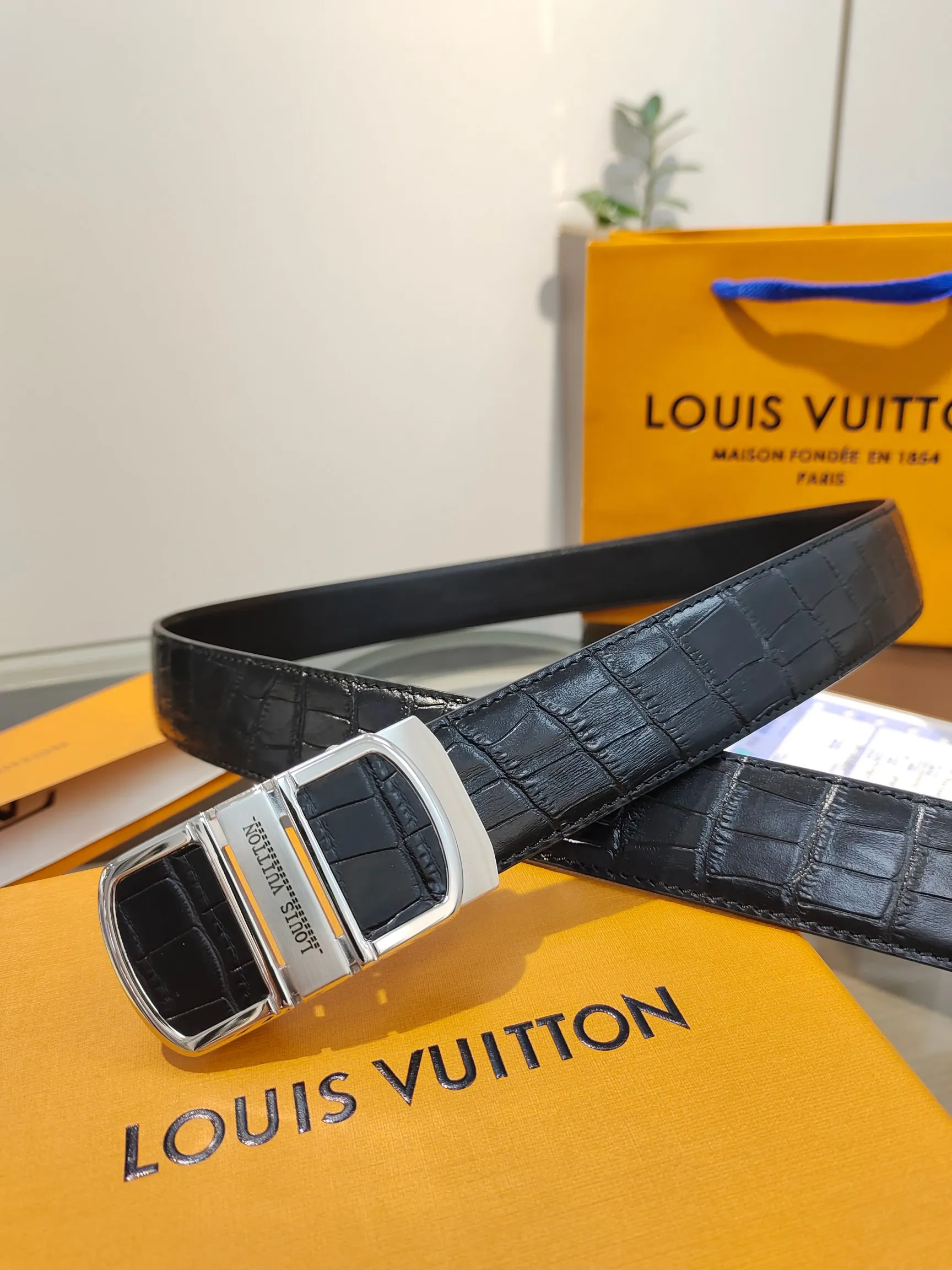 Louis Vuitton 35mm Width Men s Automatic Leather Belt, Automatic Smooth Buckle Waist Belt - Detail view 1